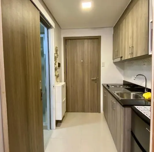 Cozy 1br With Netflix & Balcony Pool View Apartment Manila